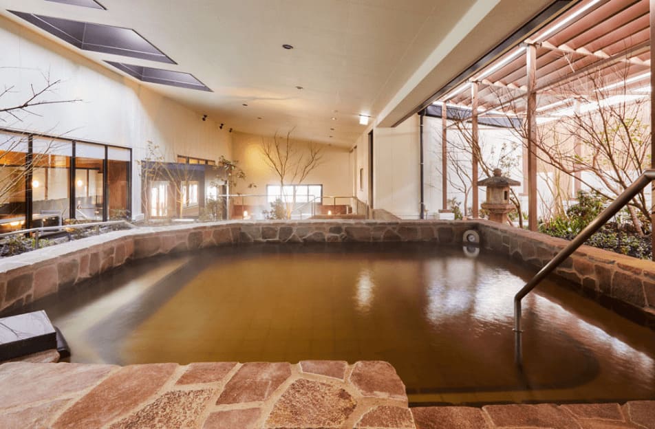 The free-flowing outdoor bath
