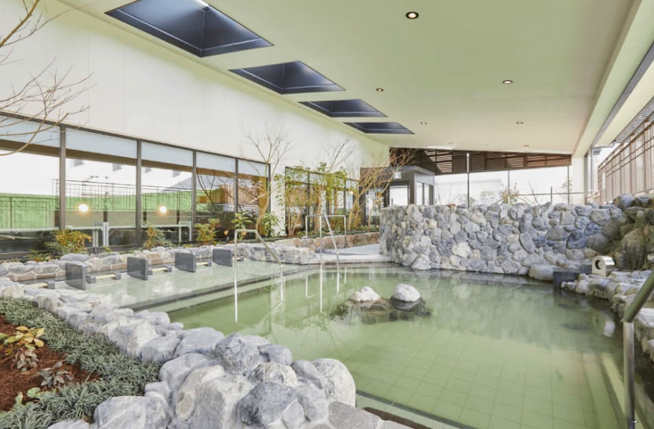 The outdoor rock bath